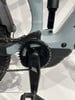 Detail eines Mountainbike-Elektrofahrrads mit Kette und Kurbel.