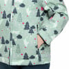 Grüne Jacke mit Aufdruck von Weihnachtsbäumen, Schneemännern und Pinguinen.