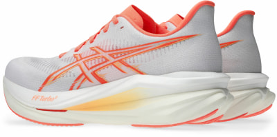 Weiße Laufschuhe mit orangefarbenen Details und Markenlogo. Weiße Laufschuhe mit orangefarbenen Details und Markenlogo.