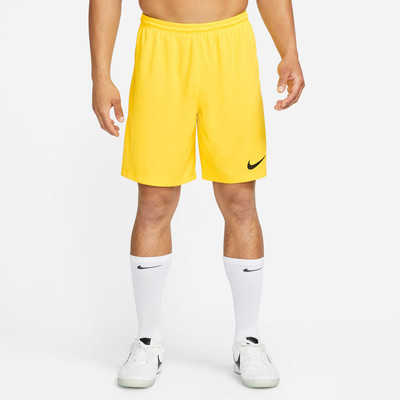 Herren-Shorts von Nike in Gelb mit schwarzem Logo und weißen Socken. Herren-Shorts von Nike in Gelb mit schwarzem Logo und weißen Socken.