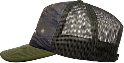 Grüne Kappe mit Camouflage-Muster und Mesh-Rückseite. Grüne Kappe mit Camouflage-Muster und Mesh-Rückseite.