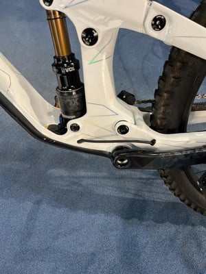 Detail des Hinterbaus eines Mountainbikes mit Dämpfer und Kurbel. Detail des Hinterbaus eines Mountainbikes mit Dämpfer und Kurbel.
