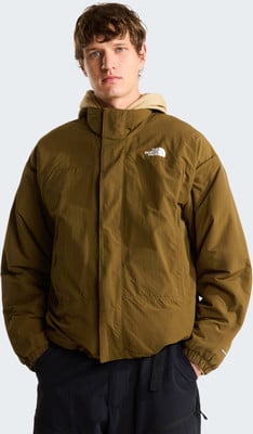 Ein Mann in einer braunen The North Face Jacke mit Kapuze und schwarzer Hose. Ein Mann in einer braunen The North Face Jacke mit Kapuze und schwarzer Hose.