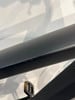 Detail eines Fahrradrahmens mit einem Pedal im Vordergrund.