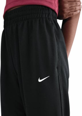 Fekete Nike sportnadrág fehér logóval az oldalán. Fekete Nike sportnadrág fehér logóval az oldalán.