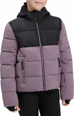 Mädchen in einer gesteppten Jacke mit Kapuze, schwarz und lila.