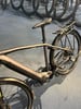 Ein E-Bike der Marke Merida mit Gepäckträger und Schutzblechen steht auf dem Boden.
