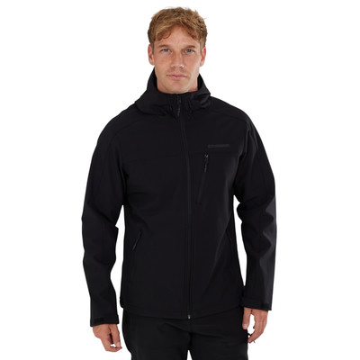Egy férfi fekete, kapucnis softshell dzsekiben, logóval a mellkasán. Egy férfi fekete, kapucnis softshell dzsekiben, logóval a mellkasán.
