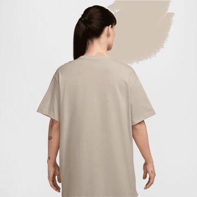 Damen-T-Shirt in Beige, von hinten gesehen, mit dunklem Haar. Damen-T-Shirt in Beige, von hinten gesehen, mit dunklem Haar.