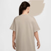 Damen-T-Shirt in Beige, von hinten gesehen, mit dunklem Haar.