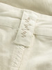 Detail eines Etiketts mit gesticktem Muster auf Cordstoff.