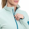 Detail einer hellgrünen Damenjacke mit Reißverschluss.