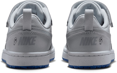 Zadný pohľad na biele tenisky Nike s modrou podrážkou a logom. Zadný pohľad na biele tenisky Nike s modrou podrážkou a logom.