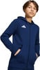 Junge in dunkelblauer Kapuzenjacke mit weißem Adidas-Logo.
