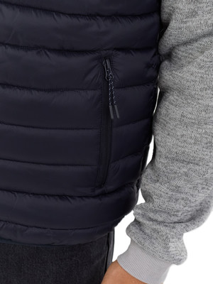 Sötét, cipzáros puffer mellény és szürke pulóver részlete.