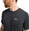 Mann in einem dunkelgrauen T-Shirt mit Jack Wolfskin-Logo.