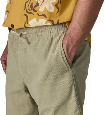 Herrenhände in den Taschen von hellgrünen Cordshorts. Herrenhände in den Taschen von hellgrünen Cordshorts.