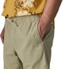Herrenhände in den Taschen von hellgrünen Cordshorts.