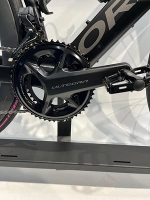 Detail der Kurbel und des Umwerfers eines Fahrrads der Marke Ultegra.