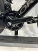 Detail der Kurbel und des Umwerfers eines Fahrrads der Marke Ultegra.