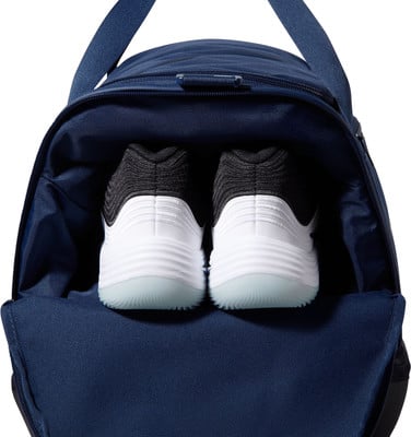 Blaue Tasche mit Schuhen darin.
