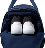 Blaue Tasche mit Schuhen darin.