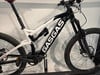 Ein schwarzes und weißes GasGas Mountainbike mit Federung und Scheibenbremsen.