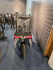 Vorderseite eines Lasten-E-Bikes mit transparenter Ladeabdeckung.