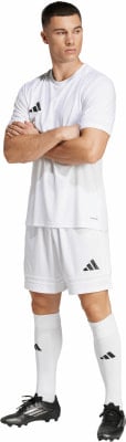 Ein Mann im weißen Fußballtrikot und Shorts mit schwarzen Streifen. Ein Mann im weißen Fußballtrikot und Shorts mit schwarzen Streifen.
