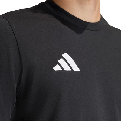 Schwarzes T-Shirt mit weißem Adidas-Logo auf der Brust. Schwarzes T-Shirt mit weißem Adidas-Logo auf der Brust.