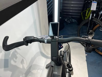 Detail des Lenkers eines Elektrofahrrads mit Display und Bedienelementen.