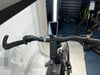 Detail des Lenkers eines Elektrofahrrads mit Display und Bedienelementen.