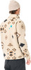 Mann in beiger Jacke mit Ethno-Muster und Mütze von hinten.