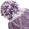Eine lila Strickmütze mit weißem Bommel und Zopfmuster.