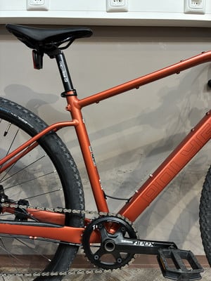 Orange Mountainbike mit schwarzem Sattel und Kettenantrieb. Orange Mountainbike mit schwarzem Sattel und Kettenantrieb.