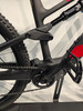 Detail eines Mountainbike-Hinterbaus mit Dämpfer und Kette.