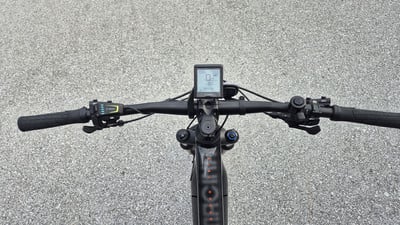 Blick auf den Lenker eines E-Bikes mit Display und Griffen. Blick auf den Lenker eines E-Bikes mit Display und Griffen.