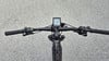 Blick auf den Lenker eines E-Bikes mit Display und Griffen.