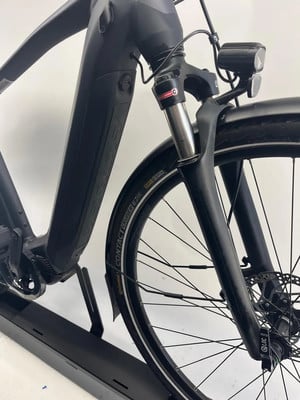 Schwarzes E-Bike mit Federgabel und Licht.