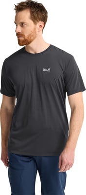 Ein Mann in einem dunklen T-Shirt und blauer Hose mit Jack Wolfskin Logo.