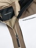 Detail einer Peak Performance Jacke mit Logo und Reißverschluss.
