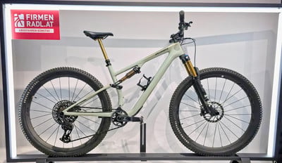 Ein Specialized Fullsuspension Mountainbike mit Dämpfer und goldener Gabel. Ein Specialized Fullsuspension Mountainbike mit Dämpfer und goldener Gabel.
