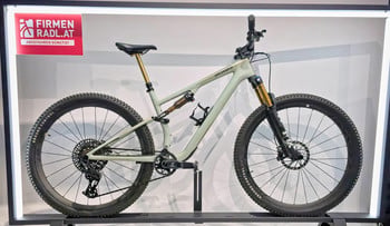 Ein Specialized Fullsuspension Mountainbike mit Dämpfer und goldener Gabel.