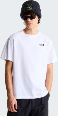 Ein Mann in einem weißen T-Shirt mit The North Face Logo und schwarzer Mütze.