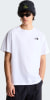 Ein Mann in einem weißen T-Shirt mit The North Face Logo und schwarzer Mütze.