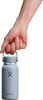 Eine Hand hält eine hellblaue Hydro Flask Flasche am Henkel.