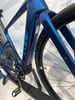 Detail eines blauen E-Bikes mit CUBE-Logo und Geländereifen.