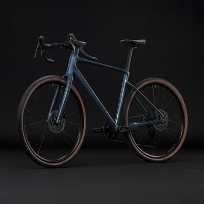 Ein blauer Gravelbike mit braunen Reifen vor schwarzem Hintergrund. Ein blauer Gravelbike mit braunen Reifen vor schwarzem Hintergrund.