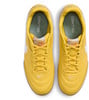 Gelbe Nike-Sneaker mit weißem Logo und grüner Einlegesohle.