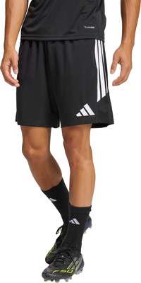 Mann in schwarzer Fußballhose mit weißen Streifen und Adidas-Logo. Mann in schwarzer Fußballhose mit weißen Streifen und Adidas-Logo.